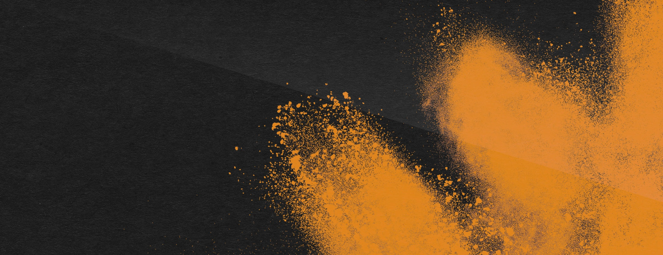 Hier sieht man in der Mitte zentriert die Überschrift Bait Spray und darunter den Text a spray to succes. Im Vordergrund sieht man kleine spritzer des Baitsprays in Orange und der Hintergrund ist schwarz.