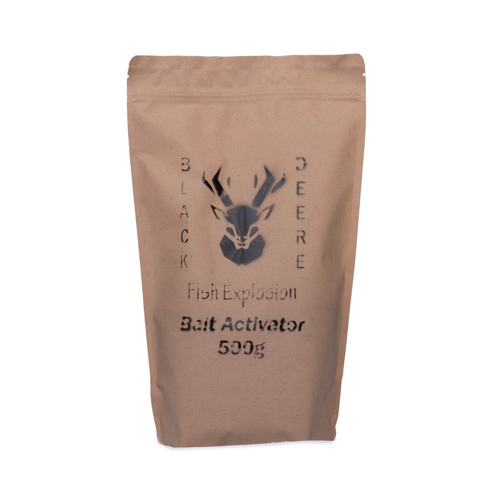 Auf diesem Bild sieht man die bräunliche Blackdeere Bait Activator Fish Explosion Verpackung, die auf dem Boden steht. Die Öffnung ist nach oben und hat einen Zip Verschluss. Die Verpackung ist nachhaltig gestaltet. 