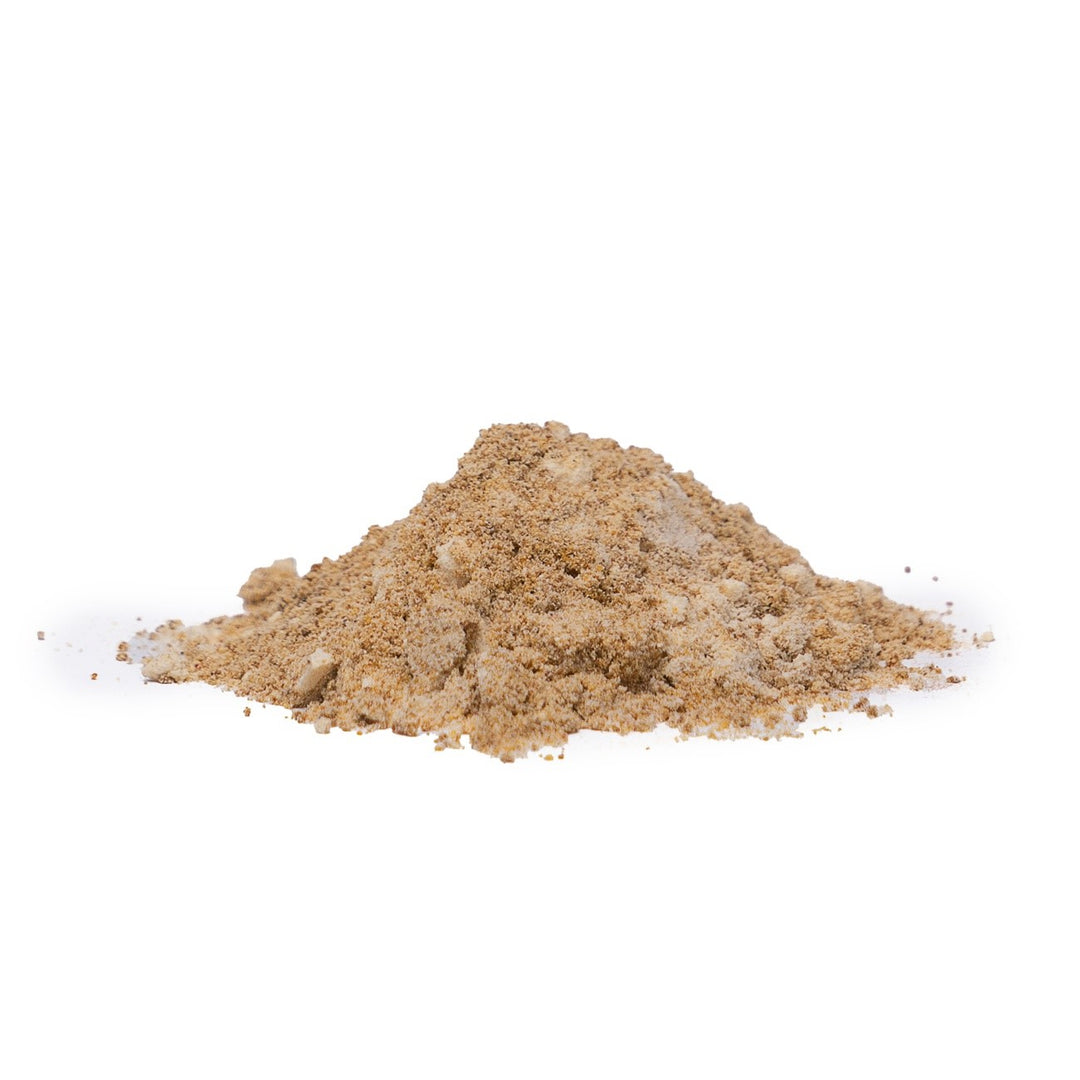 Auf diesem Bild sieht man den hellen Blackdeere Bait Activator Sweet Explosion, der auf einem Haufen auf dem Boden liegt. Dieser ist pulverförmig und ziemlich fein.