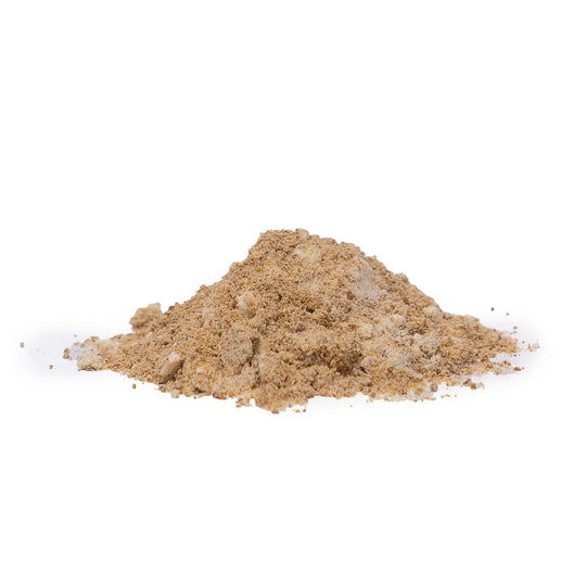 Auf diesem Bild sieht man den hellen Blackdeere Bait Activator Sweet Explosion, der auf einem Haufen auf dem Boden liegt. Dieser ist pulverförmig und ziemlich fein.