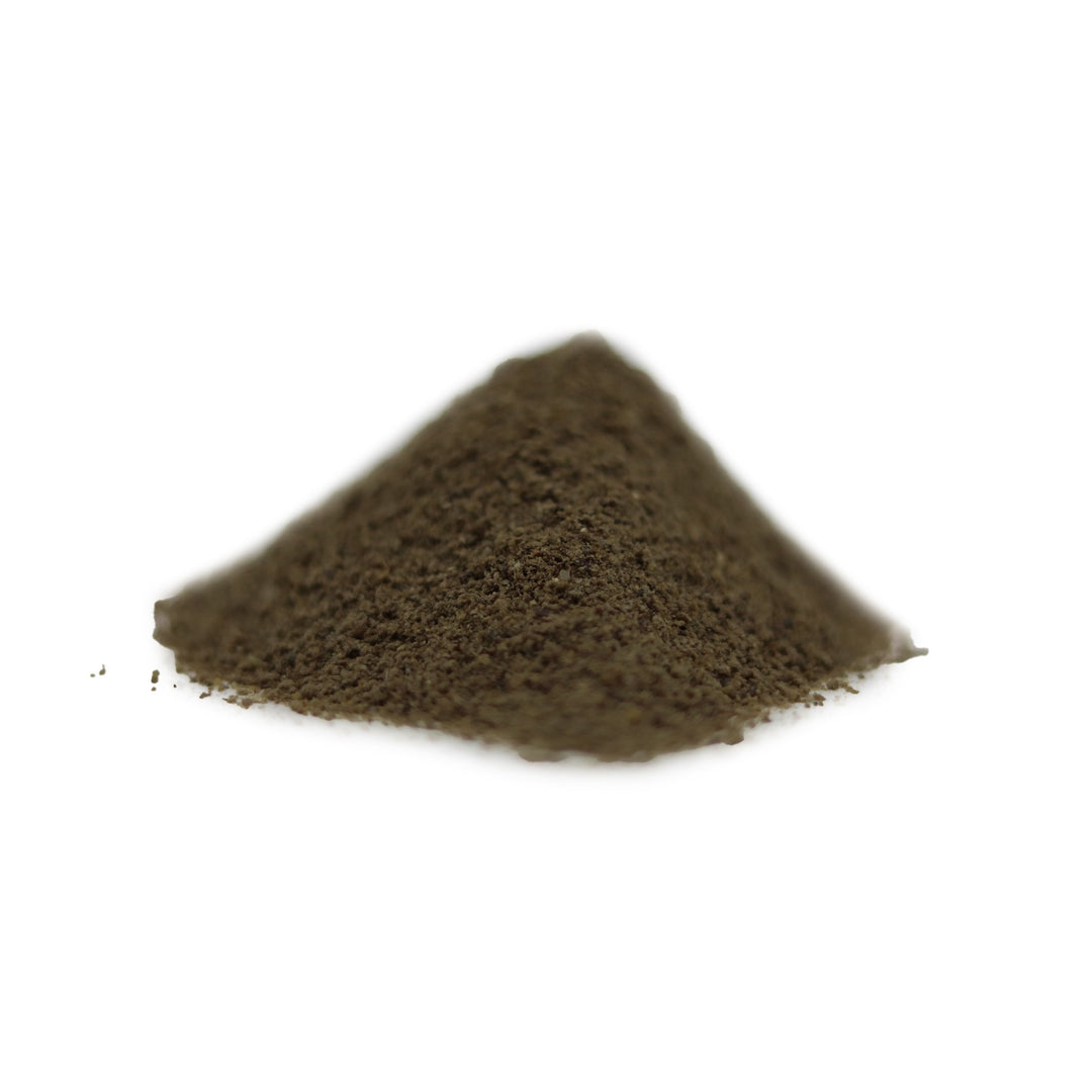 Auf diesem Bild sieht man den dunkelbraune Blackdeere Black Beast Feeder, der auf einem Haufen auf dem Boden liegt. Dieser ist pulverförmig und ziemlich fein.