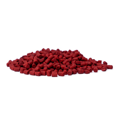 Auf diesem Bild sieht man die roten Blackdeere Bloody Liver Pellets, die auf einem Haufen auf dem Boden liegen. Diese haben einen Druchmesser von 4,5mm.