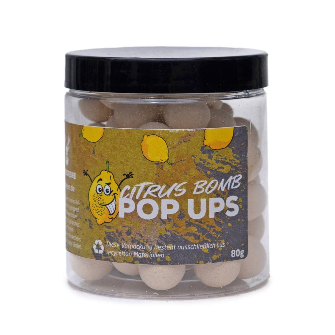 Auf diesem Bild sieht man die gefüllte und geschlossene Citrus Bomb Pop Up Dose von Blackdeere. Die Dose ist umhüllt von einem Etikett, auf dem eine gelbe Zitrone zu sehen ist.